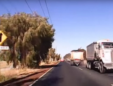 Οδηγός γλιτώνει τη μετωπική σύγκρουση με αδέσποτο trailer για ... λίγα εκατοστά (βίντεο)